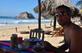 Pura saúde no café da manhã na praia em Zipolite, no litoral Pacífico do México